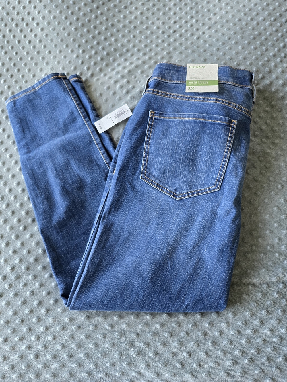 NWT Old Navy Mid-Rise Super Skinny Jeans – Size 12 Ankle